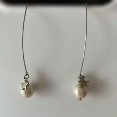 星形チャーム付きパールピアス