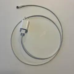 アップル純正充電ケーブルとACアダプタ