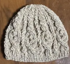 ハンドメイド手編みのニットの帽子女性向けフリーサイズ、ツィード薄茶系