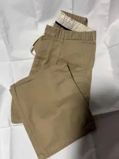 ベージュ チノパン