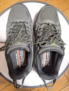 SKECHERS Relaxed Fit スニーカー 防水仕様のサムネイル