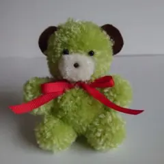 緑色のクマ型ぬいぐるみ