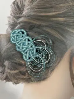 あわじ結びのヘアクリップ　髪飾り　水引アクセサリー　ブルー（ラメ）