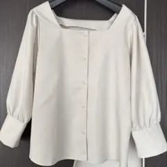 クリーム色 スクエアネック 五分袖シャツ