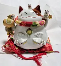 猫舎道楽堂本舗 招き猫 貯金箱 陶器 縁起物 置物 鶴亀 座布団付 - メルカリ