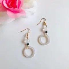 マーブル模様リングのシンプルなピアス