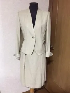 INDIVI（インディヴィ）のベージュのスーツ