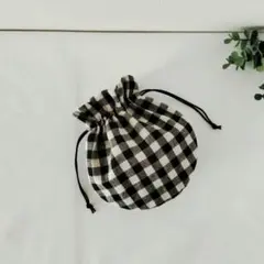 まん丸きんちゃく袋　黒約1㌢ブロックチェックコットンリネン綿麻　ハンドメイド