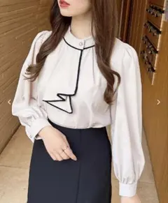 イング　ボウタイトロミブラウス　ベージュ　新品