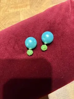青と緑のボール型ピアス