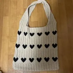 ハート模様のショルダーバッグ　ニットバッグ　ケーブル編み　トート　ハート柄