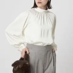 green label relaxing サテンスタンドネックギャザーブラウス