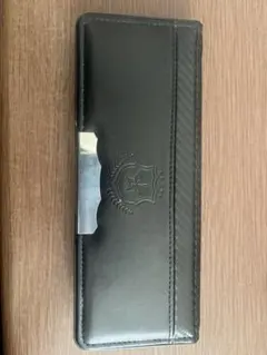 ブラック 合成皮革 筆箱 エンブレム付き