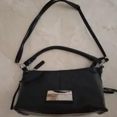 ブラック ショルダーバッグ メタルプレート付き