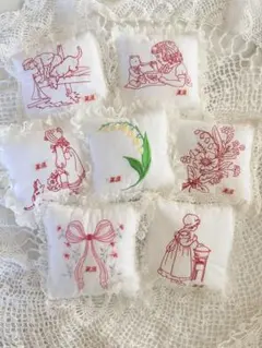 ドール用 アンティーク風 刺繍ミニクッション