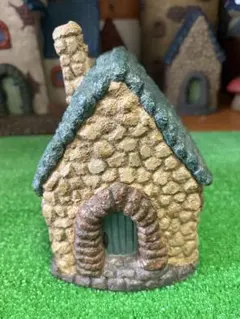 ピンク屋根のモルタルハウス モルタル造形 妖精 多肉植物 プランター