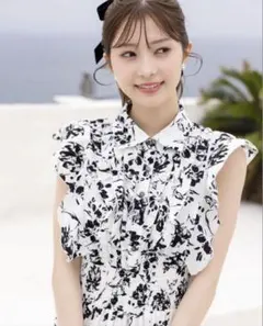 フリル付きアシメティアードウエストシャーリングモノトーンフラワーシャツワンピース