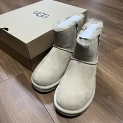 新品 箱有　UGG ムートンブーツ　クラシックミニダブルジップ