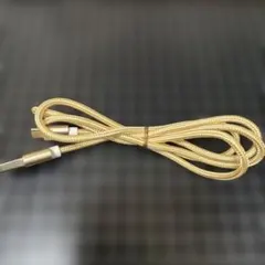 金色のライトニングケーブル