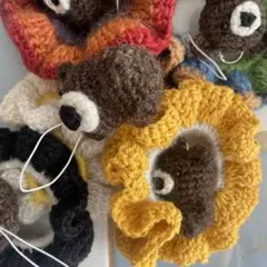 編み物 ハンドメイド クマのあみぐるみとフリルシュシュの組み合わせ ランダム