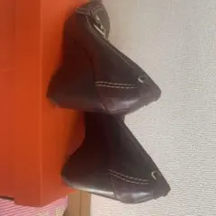 ブラウン ストラップ付き ウェッジヒールパンプス