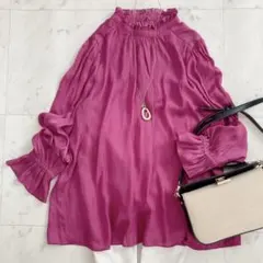 グリーンレーベルリラクシング　カッセンサテンスタンドフリルネックブラウス