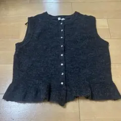 H&M ニットベスト ビジューボタン付き♪フリル♪