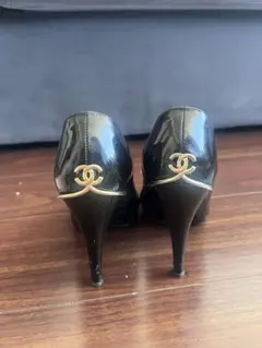 CHANEL エナメル オープントゥ パンプス ブラックのサムネイル