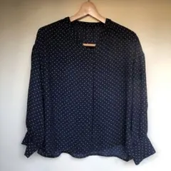 ☆earth music&ecology☆ネイビー地にドット柄のブラウス
