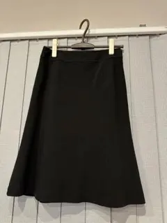 事務服にも！黒のひざ丈スカートのサムネイル