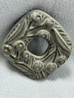 キエリ舎 ブルーベリーのブローチ（乳白色）