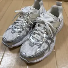 Nike ホワイト シルバー スニーカー V2kラン