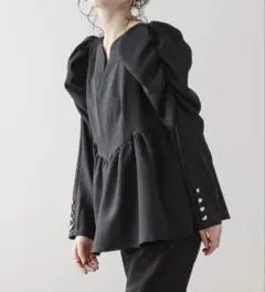 美品　ラジエム　パワショル×ハートシェイプネックブラウスのサムネイル