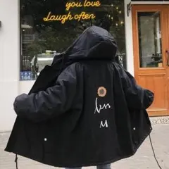 ブラックフード付きダウンジャケット