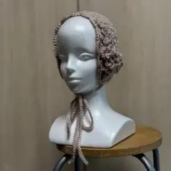 ベージュのかぎ編みボンネット、ヘッドドレス