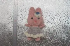 ピンクのウサギ あみぐるみ ドレス付き 約10cm