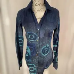 ウエストのラインが綺麗なデシグアルロールアップシャツ