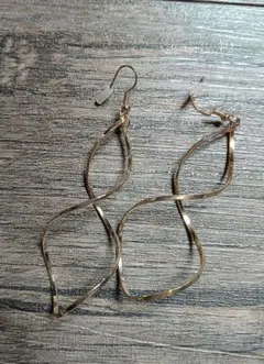 ゴールド ツイストデザイン ピアス 約7.5cm