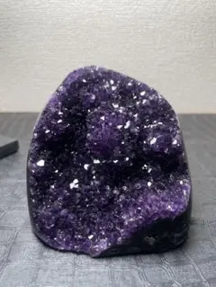 帝王色】濃紫アメジストドーム 小ぶりで美しい結晶（木製台座付