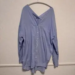 薄い青のVネック長袖シャツ