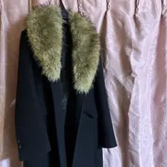 ファー襟付きブラックロングコートのサムネイル