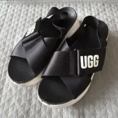 UGG ブラック クロスストラップ サンダル