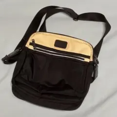 TUMI ショルダーバッグ 黒/白のサムネイル