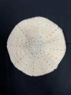 オフホワイト の　かぎ針編み ベレー帽