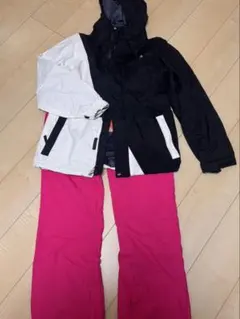 スノーボードウェア（女性用）ジャケットとパンツセット
