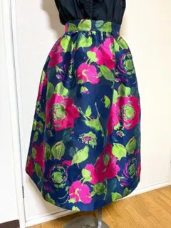マーキュリーデュオ　スカート　フレア　紺色　花柄　総柄　ネオンカラー　個性的