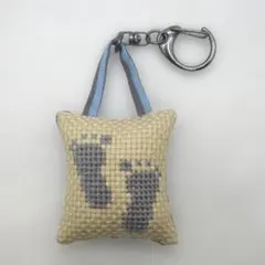 リバーシブル ミニバック型チャーム 青色足跡/ストライプ ハンドメイド