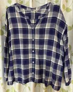 ネイビーとホワイトのチェック柄長袖シャツ