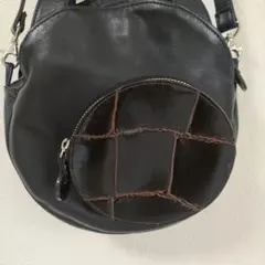 LILYの丸型ブラックレザーショルダーバッグ