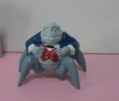 スーツを着た多眼クモのフィギュア
